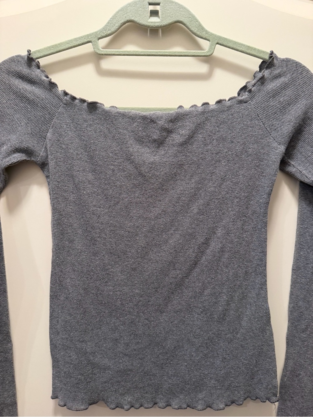 Hollister Gray Off-Shoulder Ruffle-Edge Long Sleeve Top - Picture 4 of 7